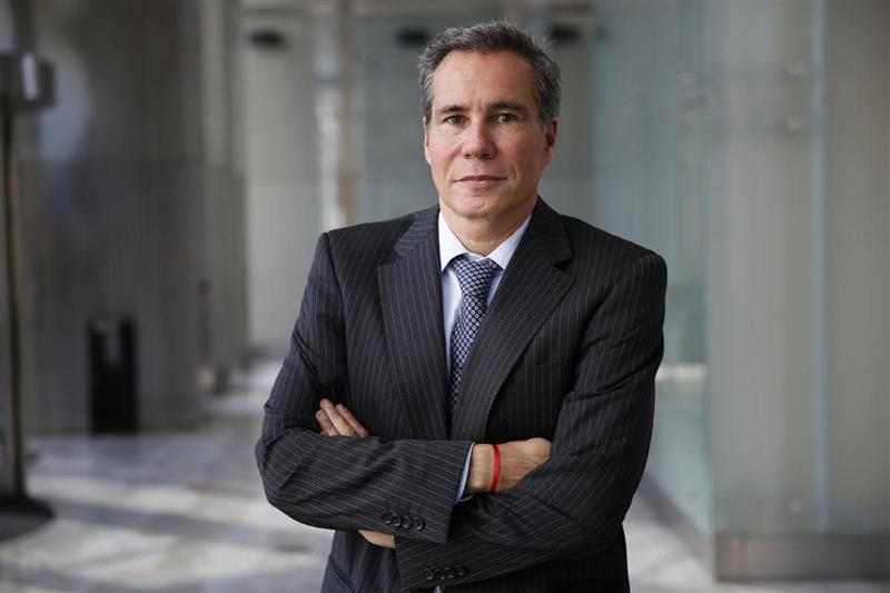  Ordenan investigar la denuncia de Nisman contra CFK