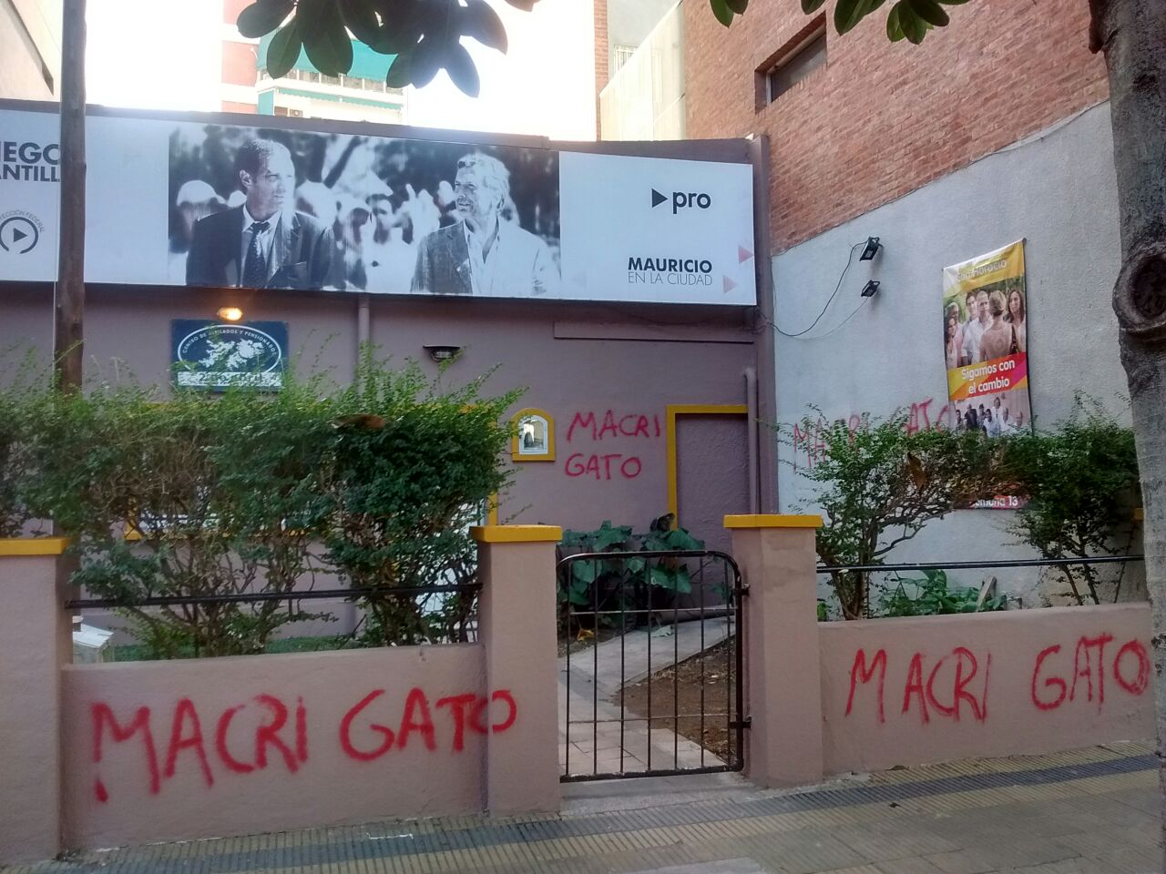  Atacan con pintadas un local del PRO en Belgrano