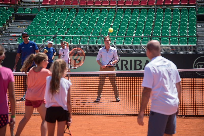  Santilli asistió a evento deportivo entre tenistas y chicos que participan en las colonias de la Ciudad