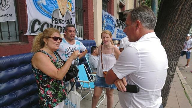  Militantes de La Cámpora Vicente López y La Néstor Kirchner Vicente López se hicieron presentes en la planta de Atanor