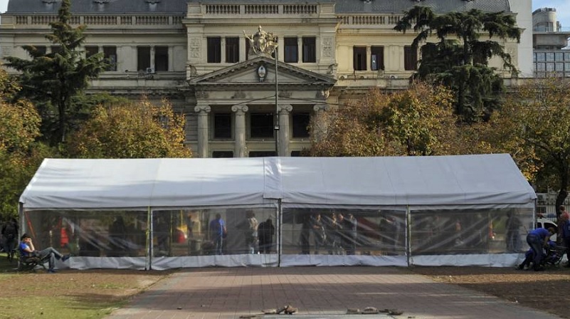  Los docentes bonaerenses instalaron una carpa blanca frente a la Casa de Gobierno