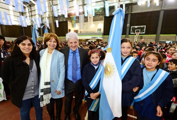  Andreotti y Alicia Aparicio compartieron con 6 mil alumnos el acto por el Día de la Bandera