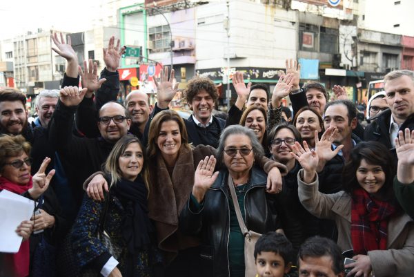  Lousteau hace campaña, y recorrió Once junto a sus legisladores