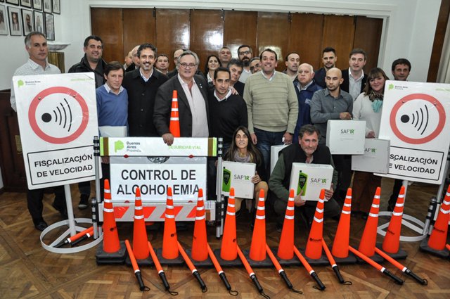  Junto a Tagliaferro, De la Torre entregó kits de alcoholemia a 14 municipios en Morón