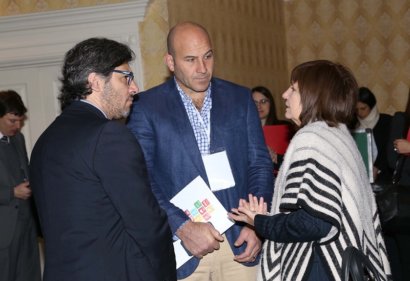  Molina junto a Bullirch y Garavano en el taller de la Alianza Mundial para el desarrollo