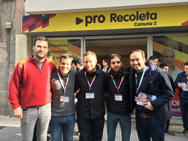  Quintana junto a candidatos porteños, timbrearon en la Comuna 2