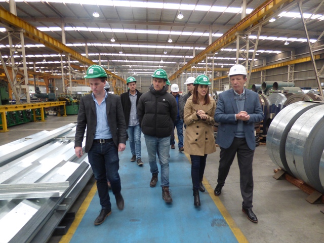  Florencia Casamiquela visita fábrica en La Plata con Martelli y Chaves