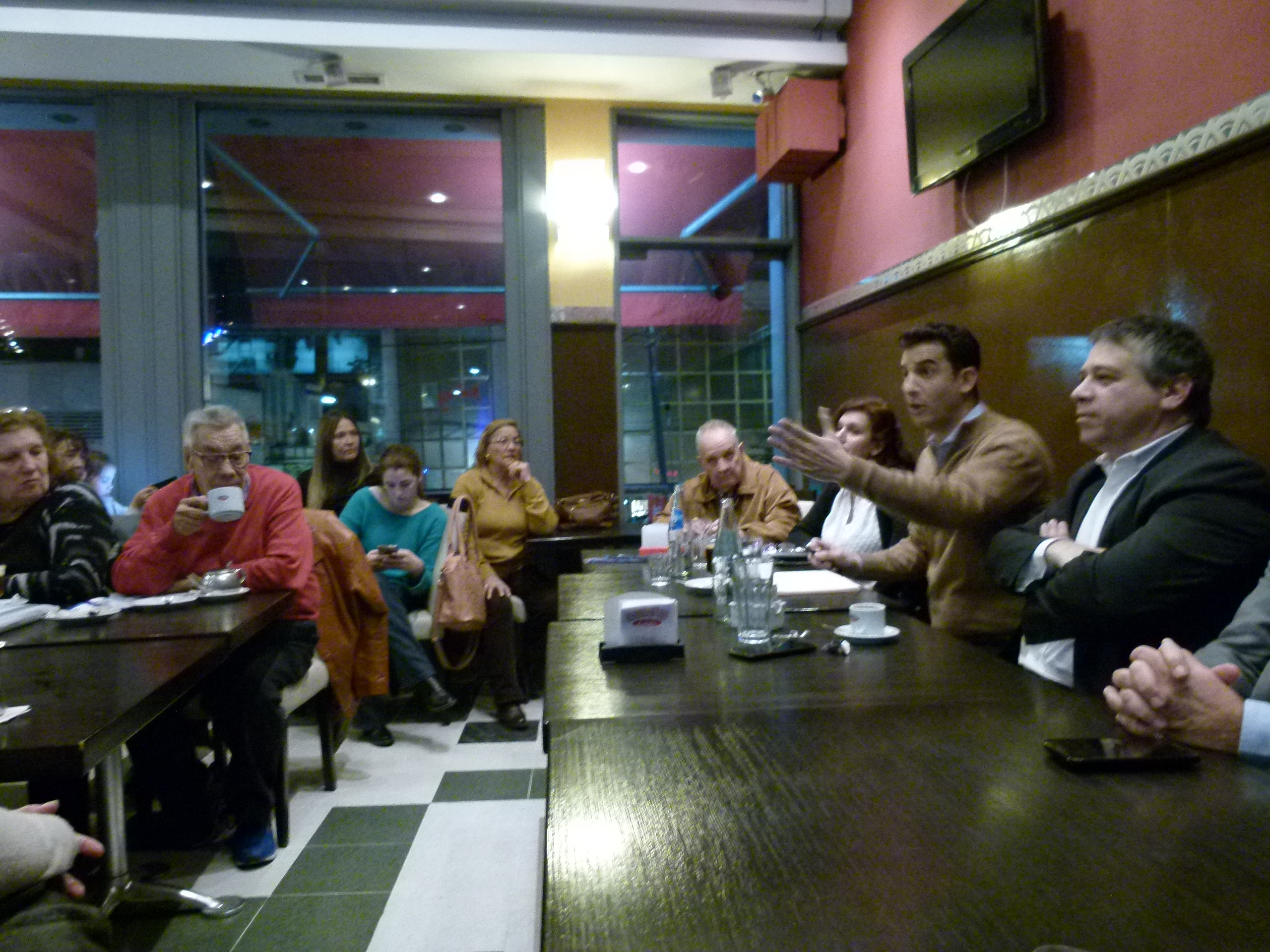  Tombolini y Abrevaya se reunieron con vecinos en Belgrano, para charlar sobre consorcios