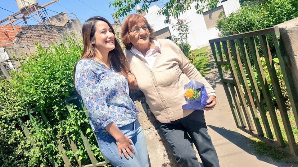  Sol Jimenez sorprendió a sus vecinas en el Día de la Madre