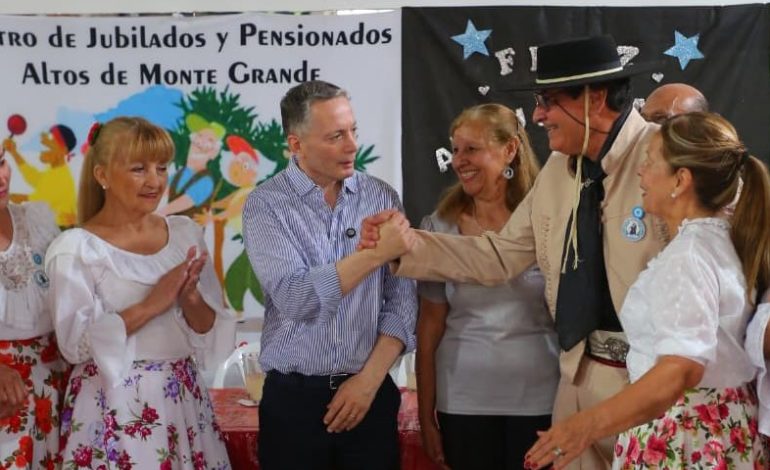  Fernando Gray en la celebración del 15° aniversario del Centro de Jubilados Altos de Monte Grande